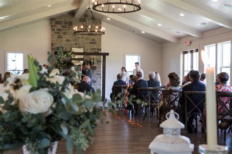 chimneyoaksweddingsandevents.com